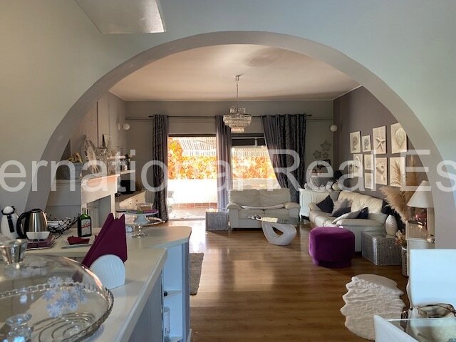 Großes Einfamilienhaus mit Einliegerwohnung auf grünem Grundstück