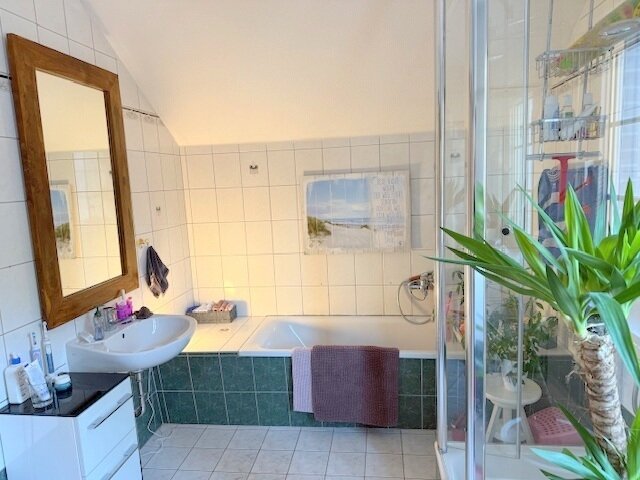 Ein Zuhause voller Lebensfreude: Provisionsfreies Familienhaus mit Pool und modernen Annehmlichkeiten