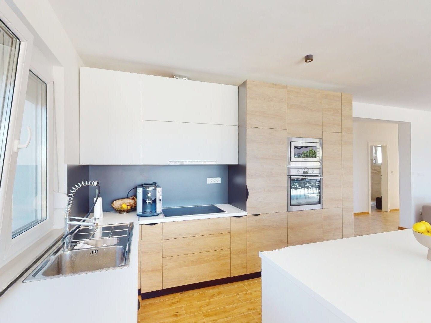 Ausgewählte Villa mit See und Meerblick in ruhiger Lage