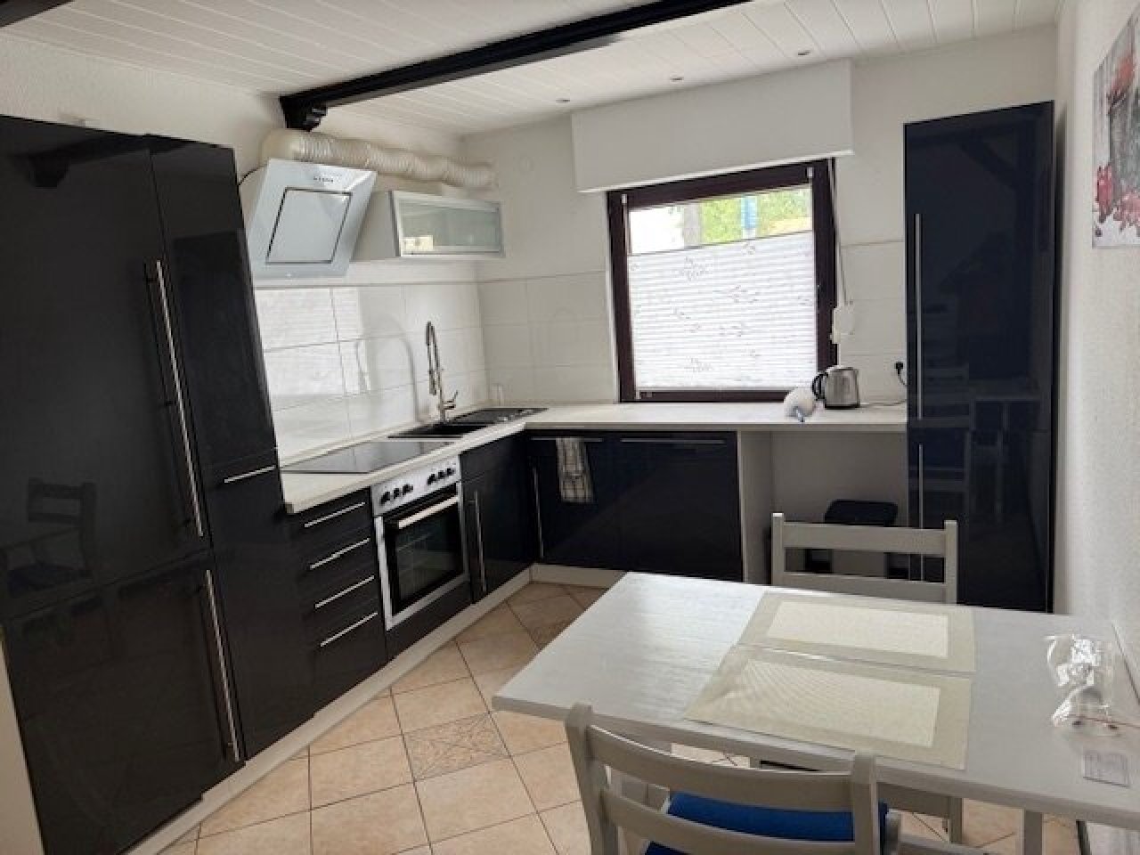 Küche mit Frühstückstisch