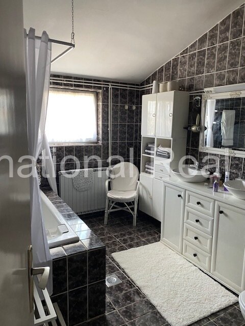 Großes Einfamilienhaus mit Einliegerwohnung auf grünem Grundstück