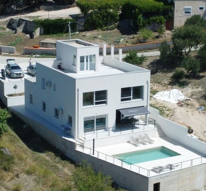 Ausgewählte Villa mit See und Meerblick in ruhiger Lage