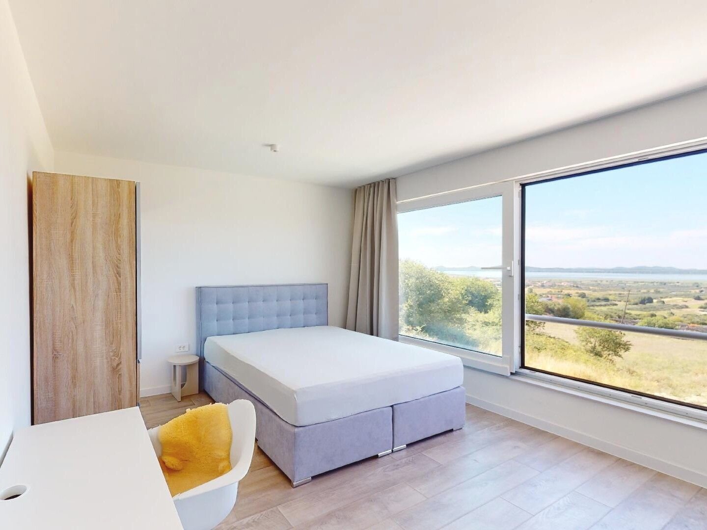 Ausgewählte Villa mit See und Meerblick in ruhiger Lage