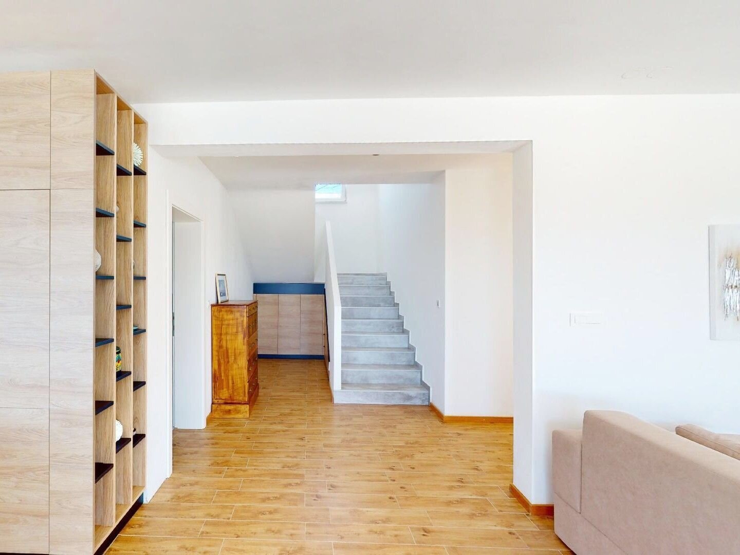 Ausgewählte Villa mit See und Meerblick in ruhiger Lage