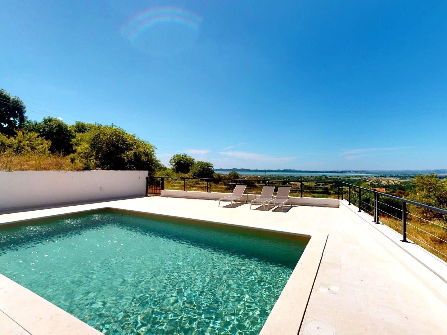 Ausgewählte Villa mit See und Meerblick in ruhiger Lage