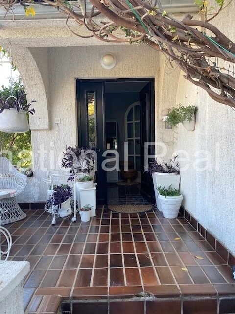 Großes Einfamilienhaus mit Einliegerwohnung auf grünem Grundstück