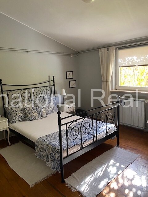 Großes Einfamilienhaus mit Einliegerwohnung auf grünem Grundstück