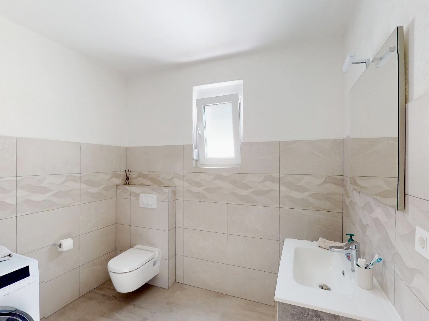 Ausgewählte Villa mit See und Meerblick in ruhiger Lage