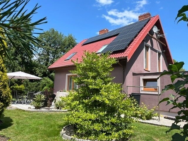 Smartes energieautarkes Einfamilienhaus in grüner Idylle