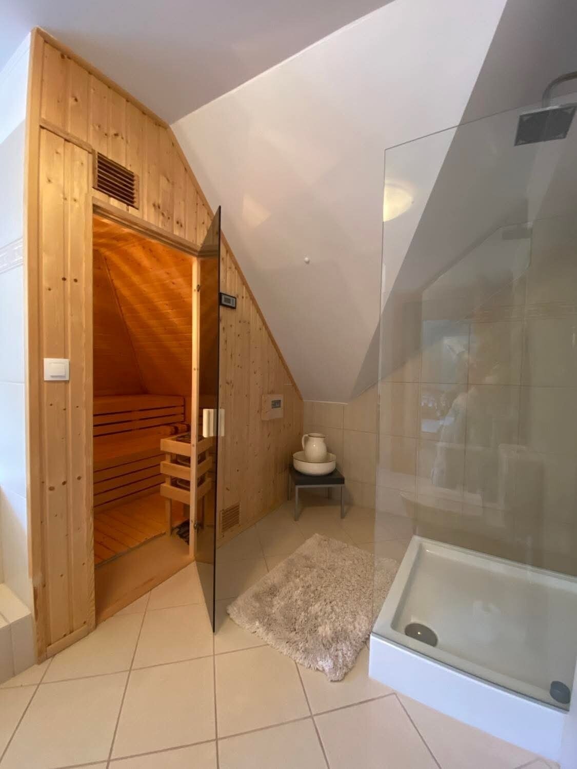 Przestronna willa na przedmieściach Szczecina, w pobliżu jeziora Miedwie