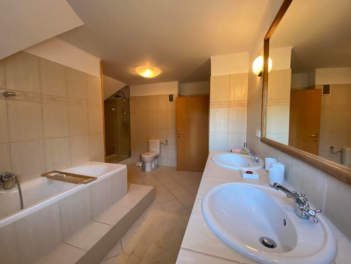 Przestronna willa na przedmieściach Szczecina, w pobliżu jeziora Miedwie