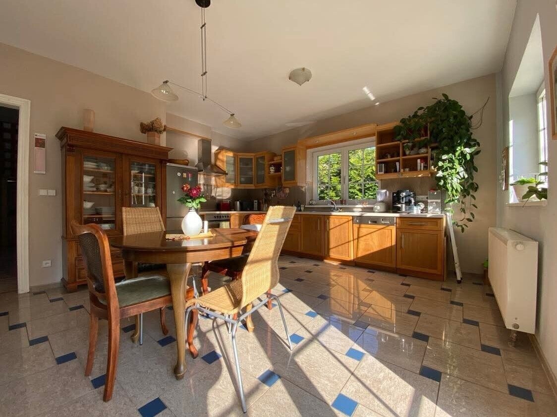 Przestronna willa na przedmieściach Szczecina, w pobliżu jeziora Miedwie