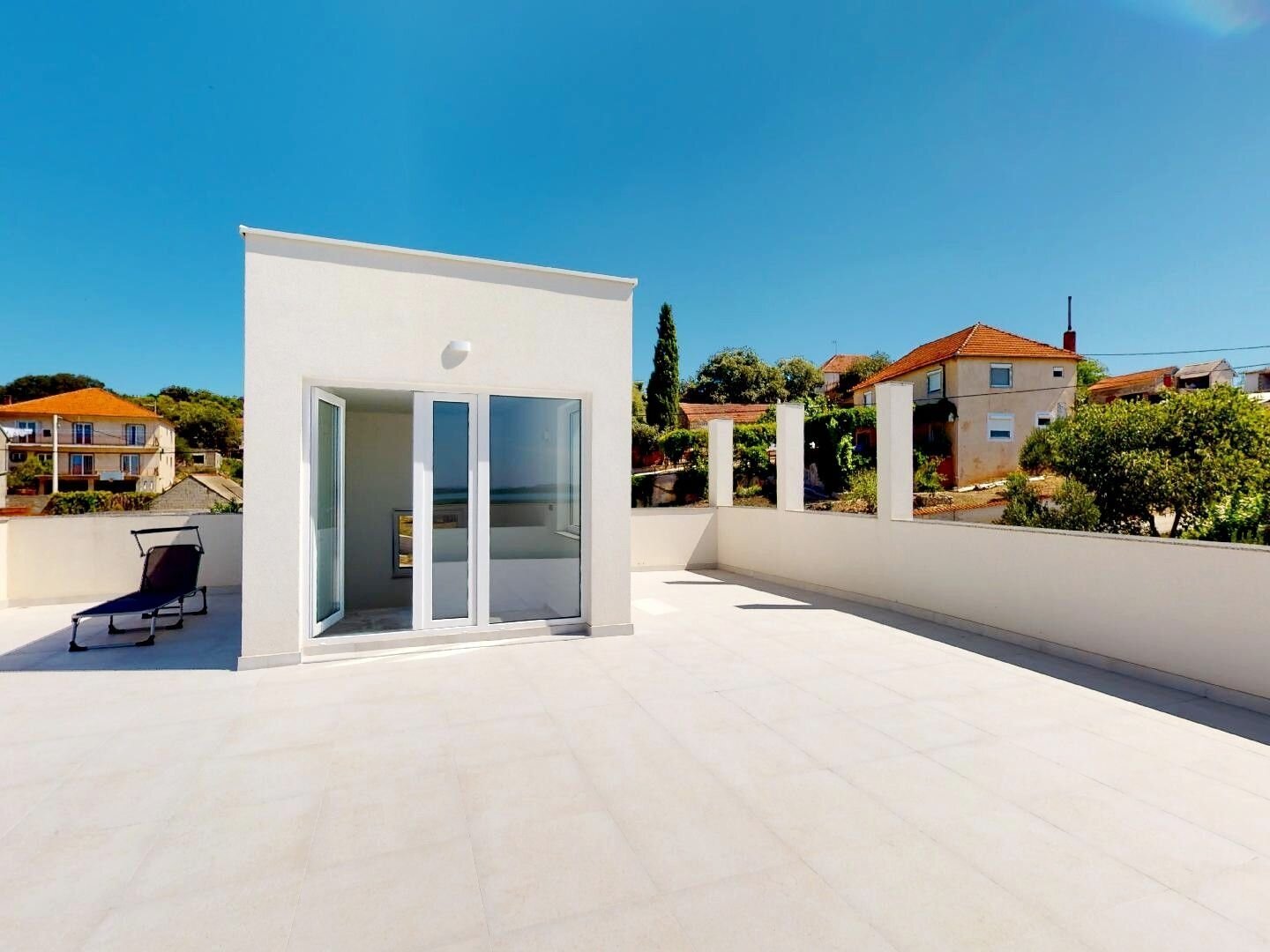 Ausgewählte Villa mit See und Meerblick in ruhiger Lage