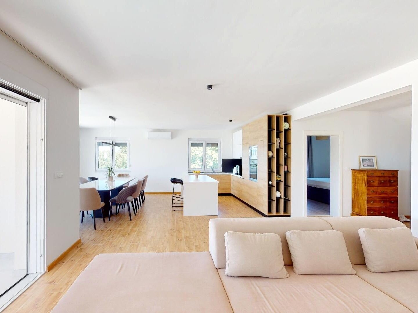 Ausgewählte Villa mit See und Meerblick in ruhiger Lage