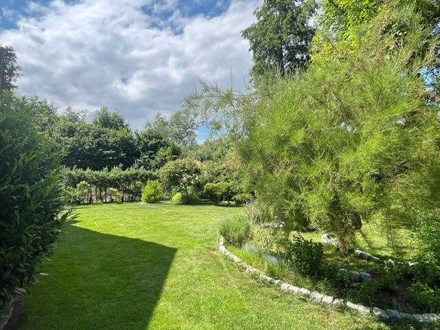 Smartes energieautarkes Einfamilienhaus in grüner Idylle