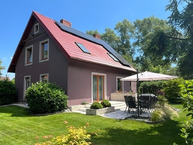 Smartes energieautarkes Einfamilienhaus in grüner Idylle