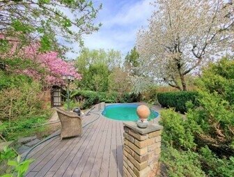 Ein Zuhause voller Lebensfreude: Provisionsfreies Familienhaus mit Pool und modernen Annehmlichkeiten