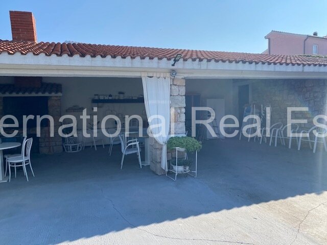 Großes Einfamilienhaus mit Einliegerwohnung auf grünem Grundstück