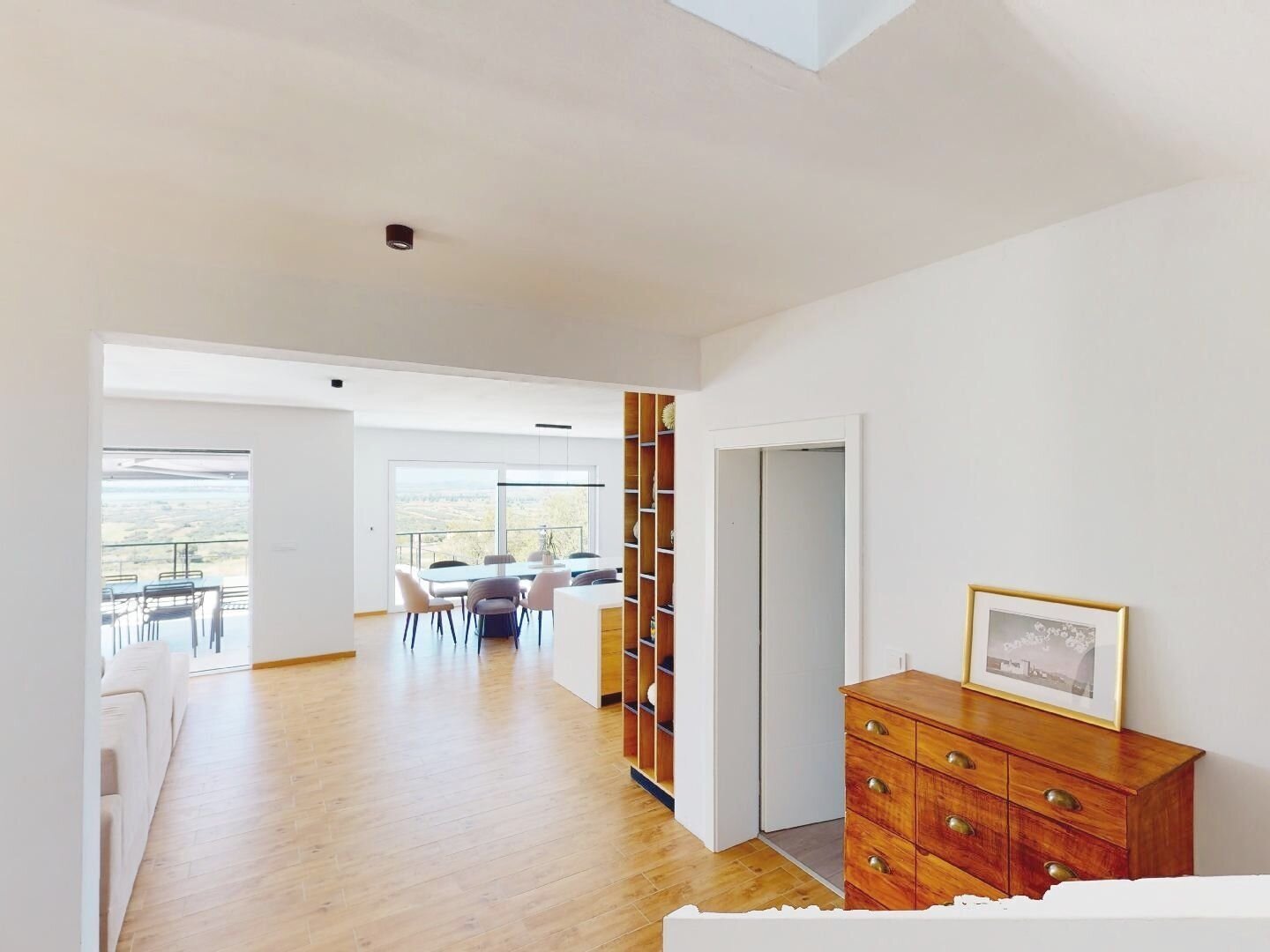 Ausgewählte Villa mit See und Meerblick in ruhiger Lage