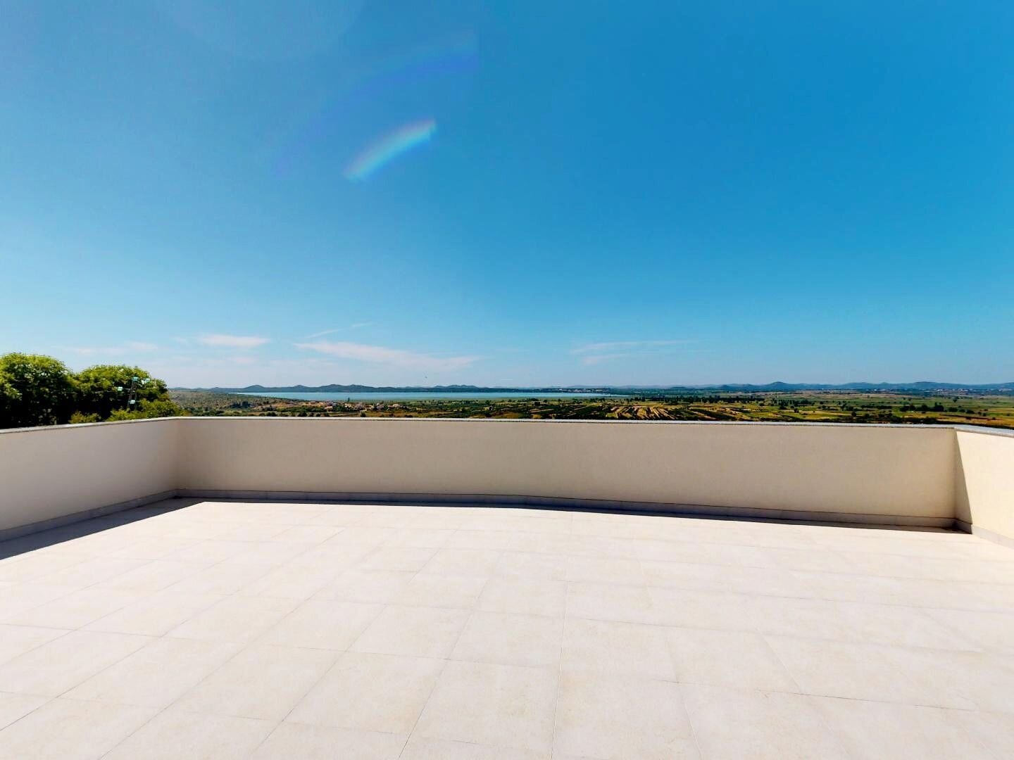 Ausgewählte Villa mit See und Meerblick in ruhiger Lage