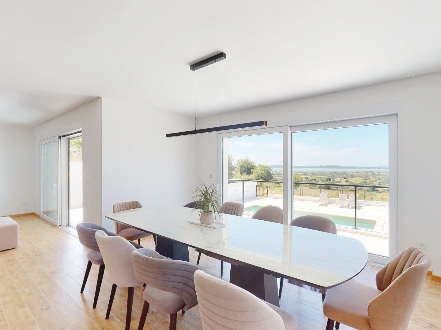 Ausgewählte Villa mit See und Meerblick in ruhiger Lage